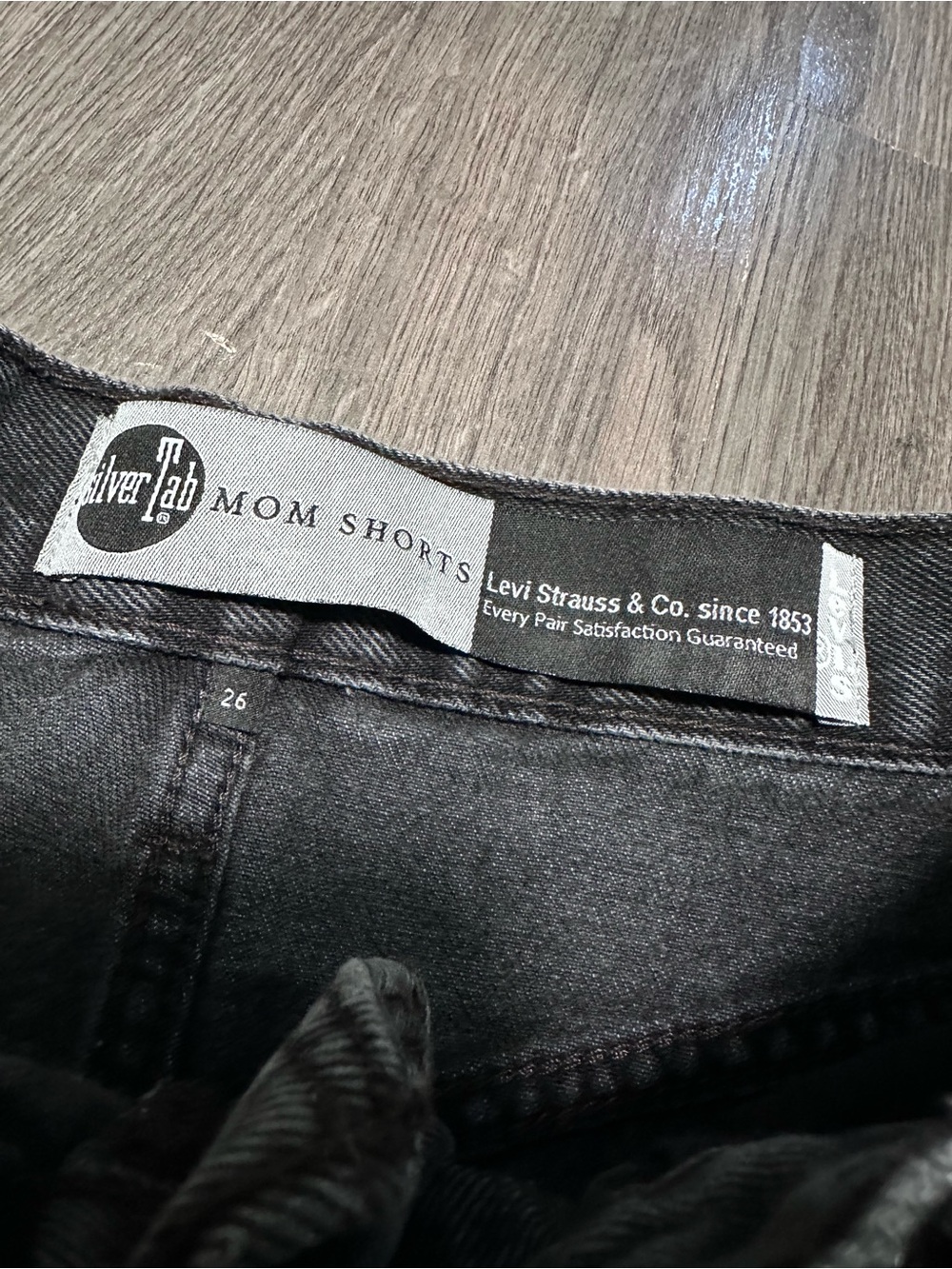 Levis SilverTab Mom Shorts Faded Black Light Wash Denim High Waisted Size 26 - Picture 5 of 6